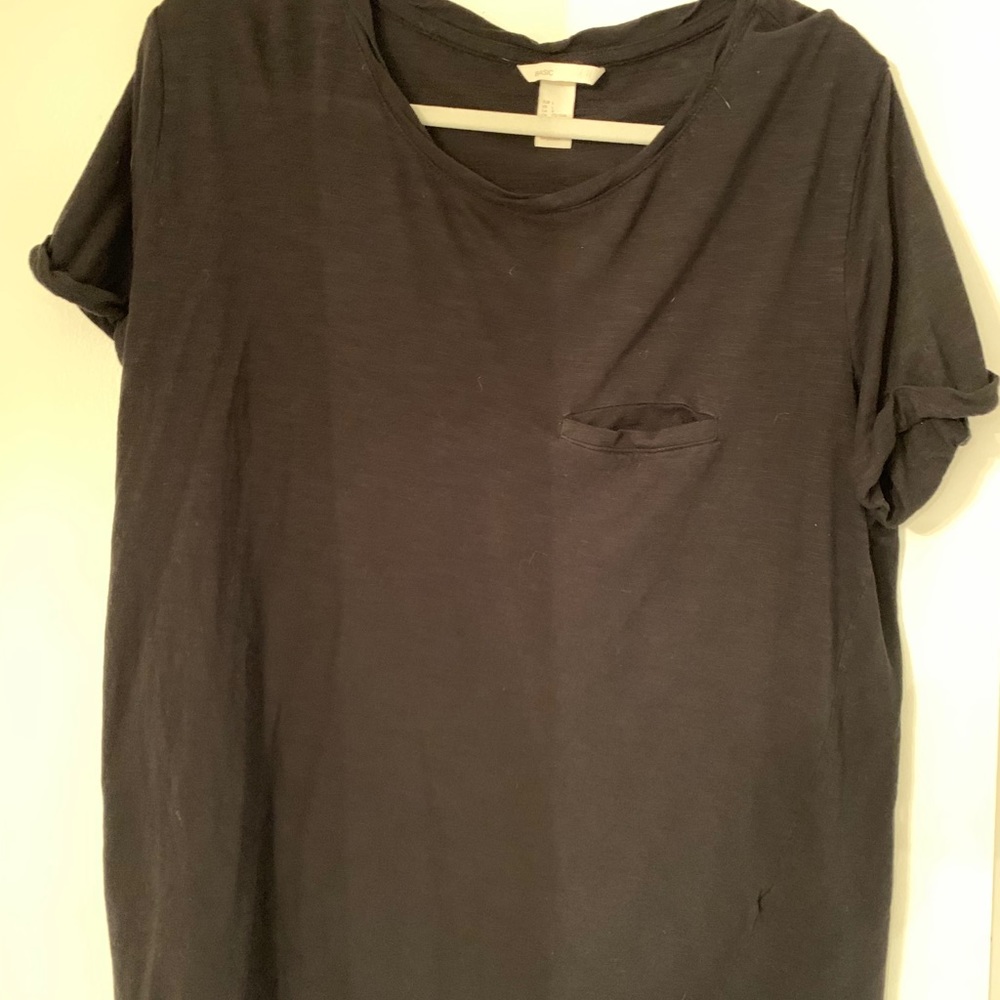 basic black tee with pocket 🎱